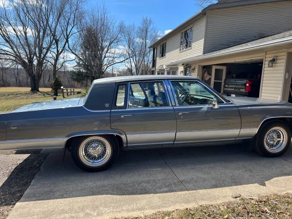 Cadillac-fleetwood-brougham-1991