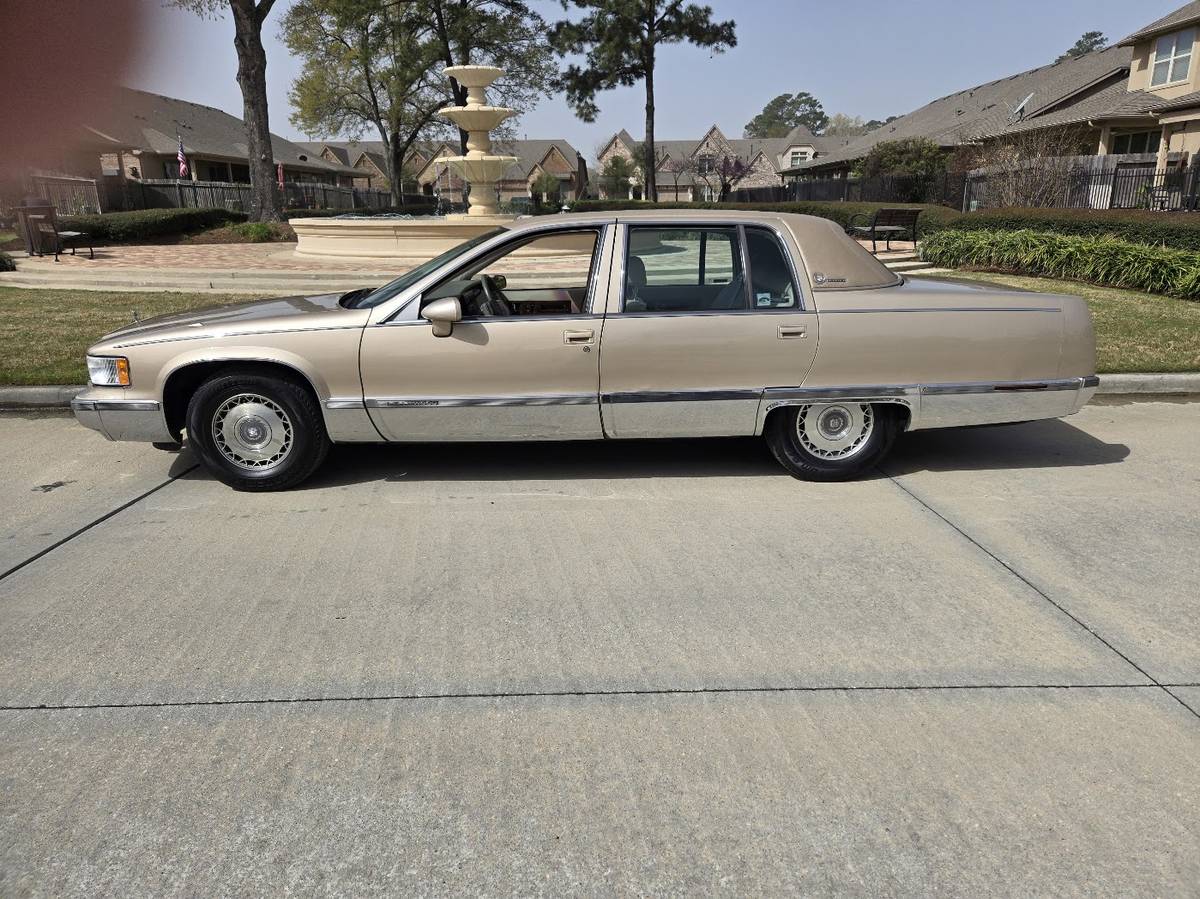 Cadillac-fleetwood-brougham-1993-1
