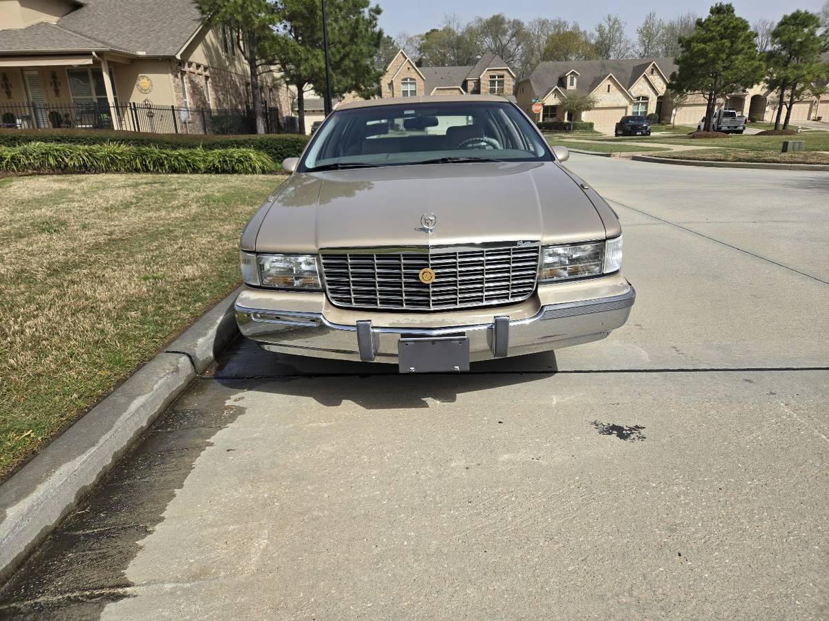 Cadillac-fleetwood-brougham-1993-2
