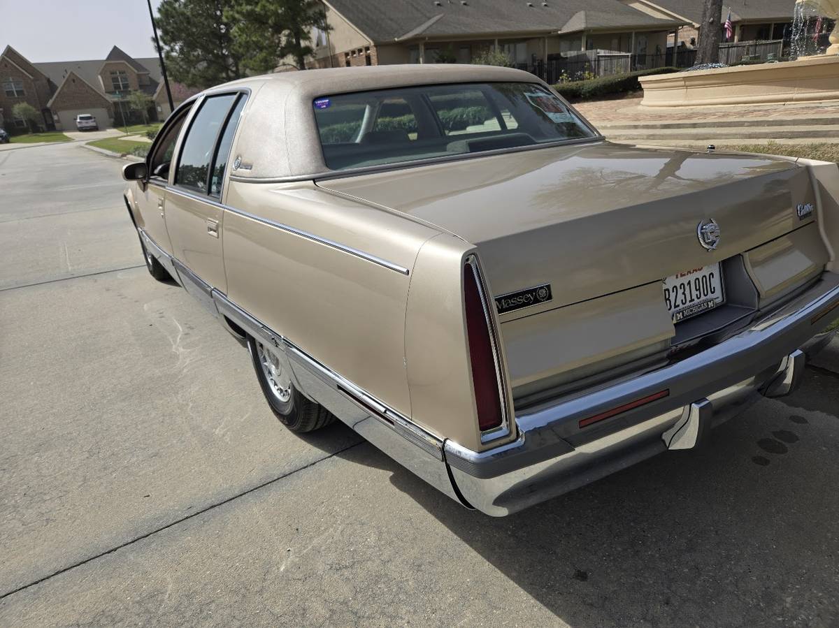 Cadillac-fleetwood-brougham-1993-3