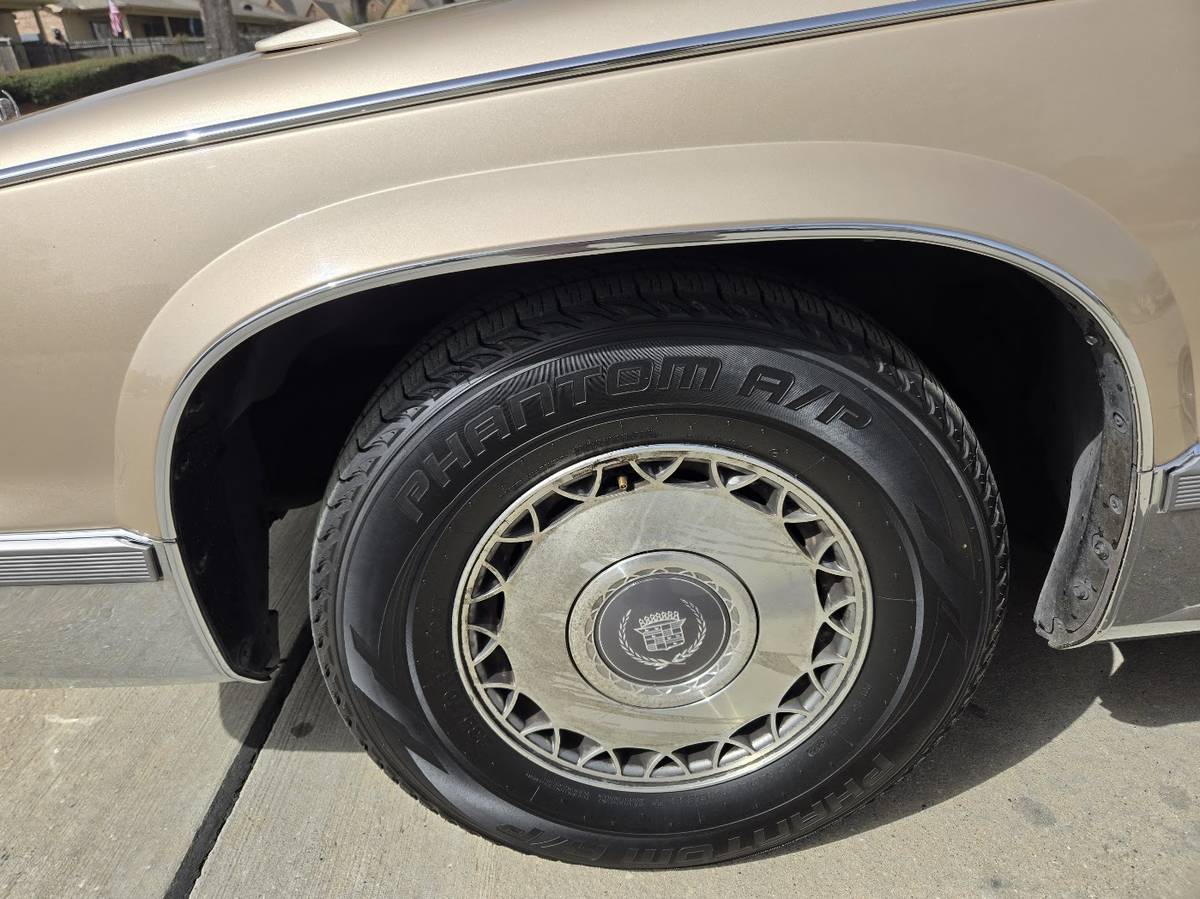 Cadillac-fleetwood-brougham-1993-4