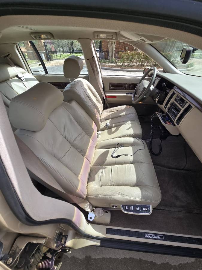 Cadillac-fleetwood-brougham-1993-6