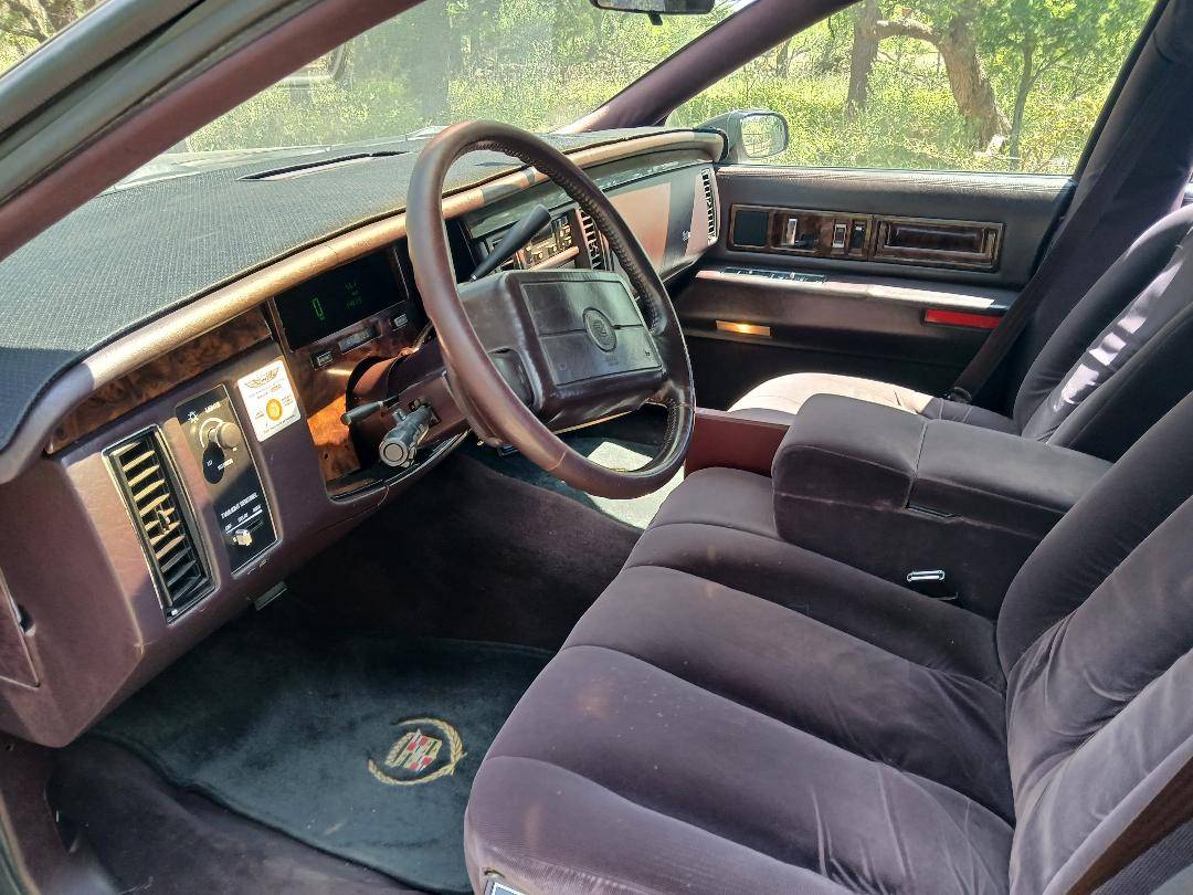 Cadillac-fleetwood-brougham-1993-black-4