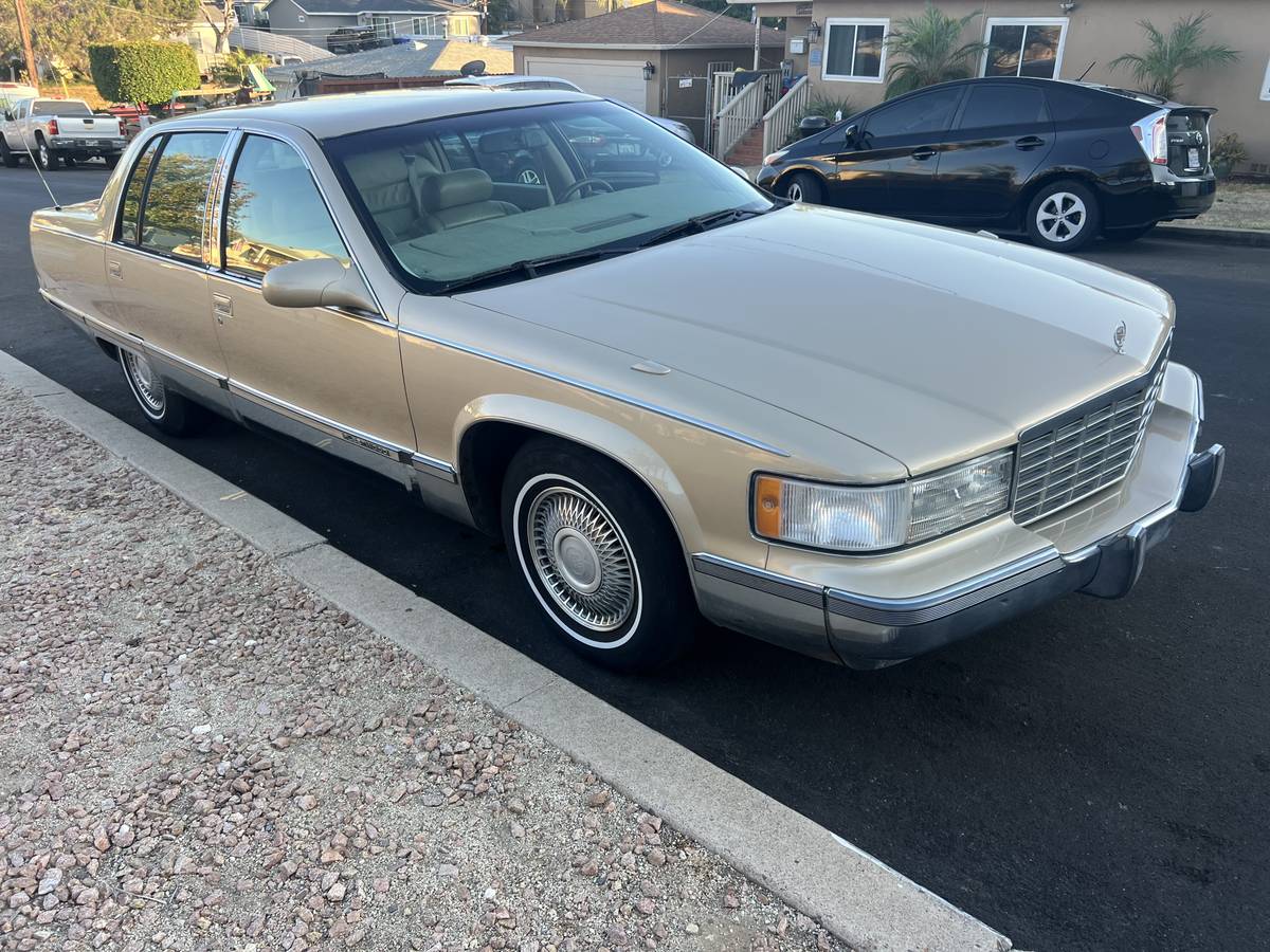 Cadillac-fleetwood-brougham-1995-1