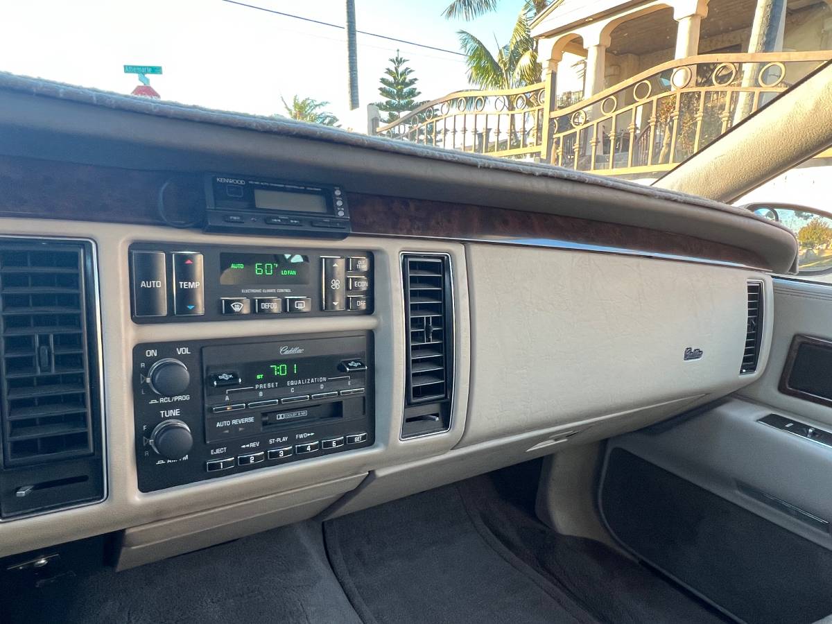 Cadillac-fleetwood-brougham-1995-11