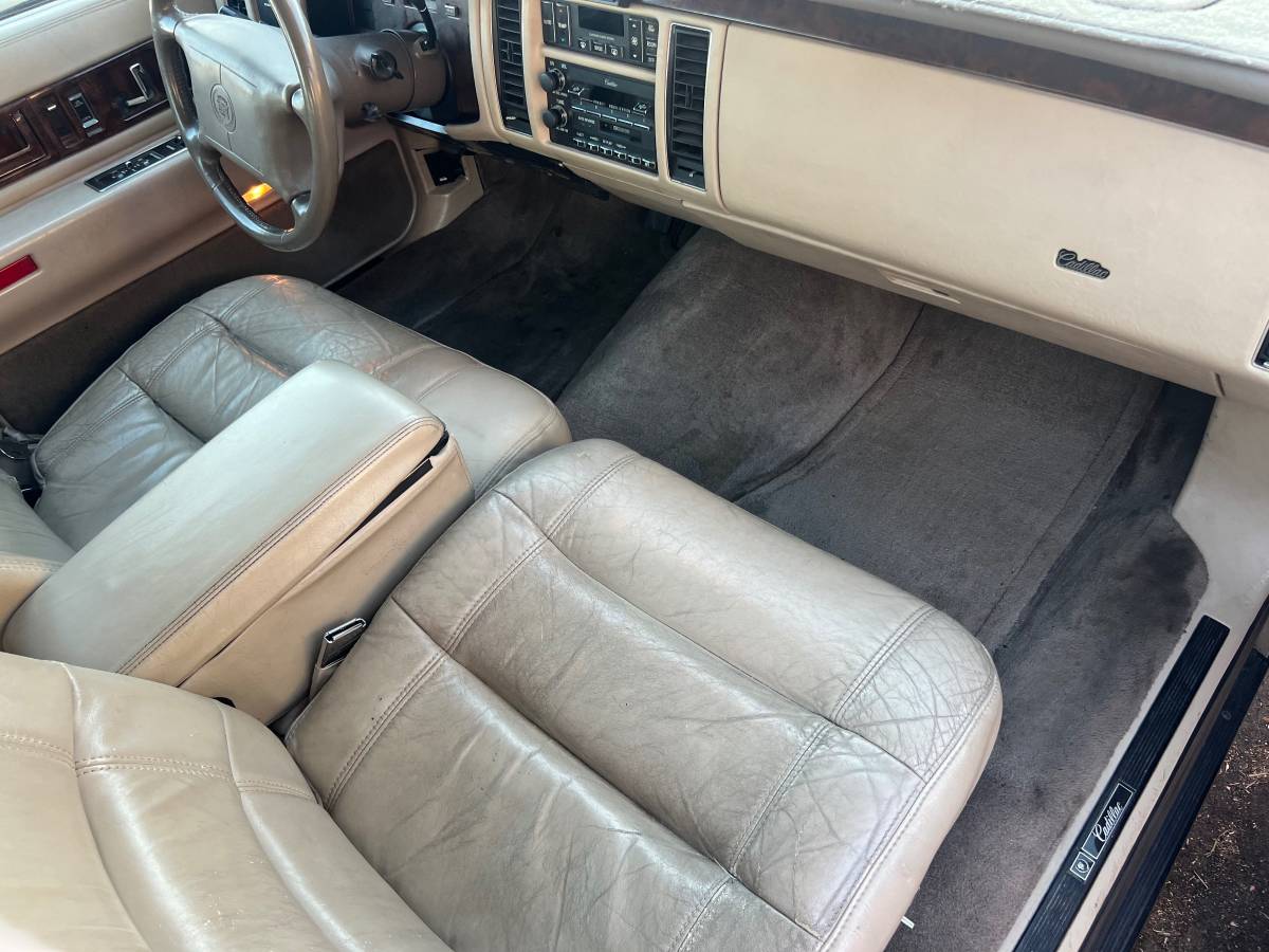 Cadillac-fleetwood-brougham-1995-12