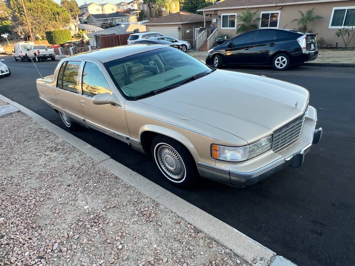 Cadillac-fleetwood-brougham-1995-3