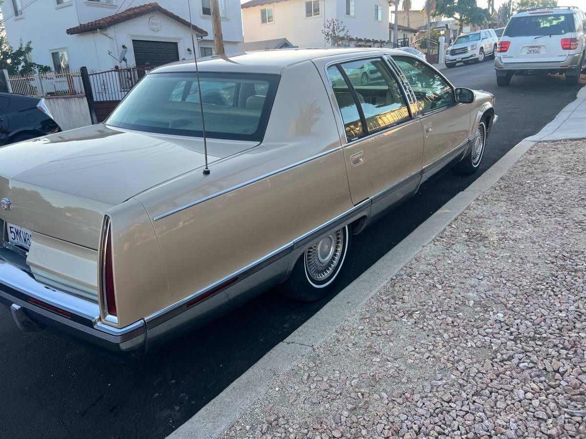 Cadillac-fleetwood-brougham-1995-5