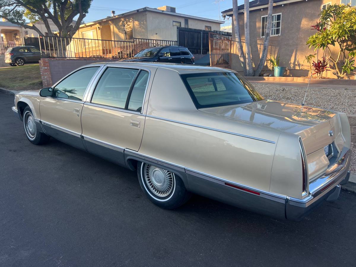 Cadillac-fleetwood-brougham-1995-7