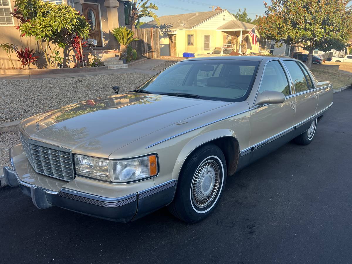 Cadillac-fleetwood-brougham-1995