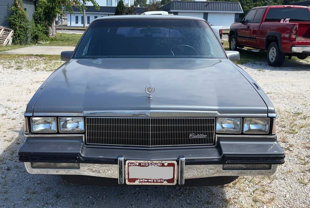 Cadillac-fleetwood-limousine-1985-grey-1