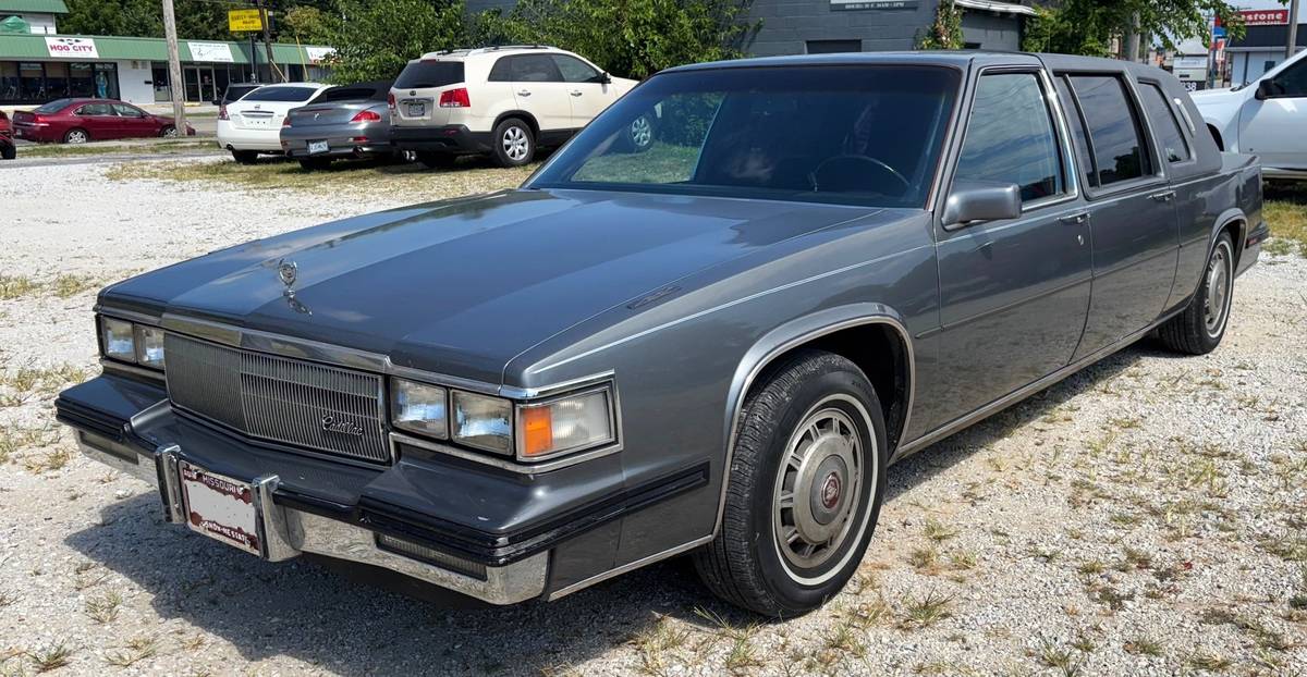Cadillac-fleetwood-limousine-1985-grey