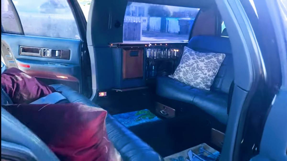 Cadillac-fleetwood-limousine-1994-blue-2
