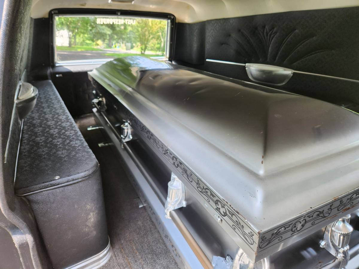 Cadillac-hearse-1972-10