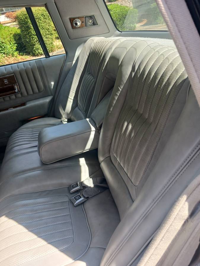 Cadillac-sedan-1979-grey-4