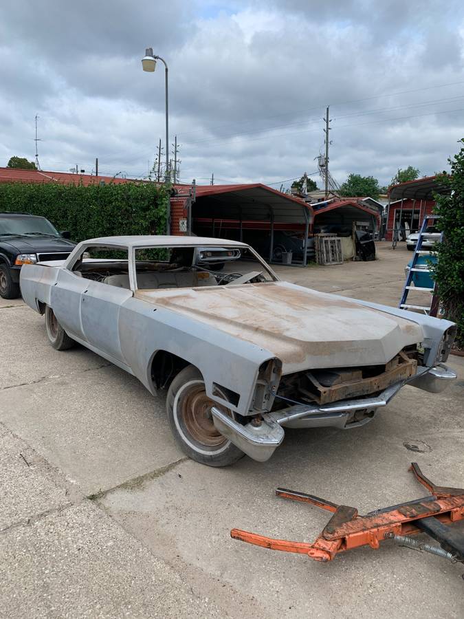 Cadillac-sedan-de-ville-1967-white-1