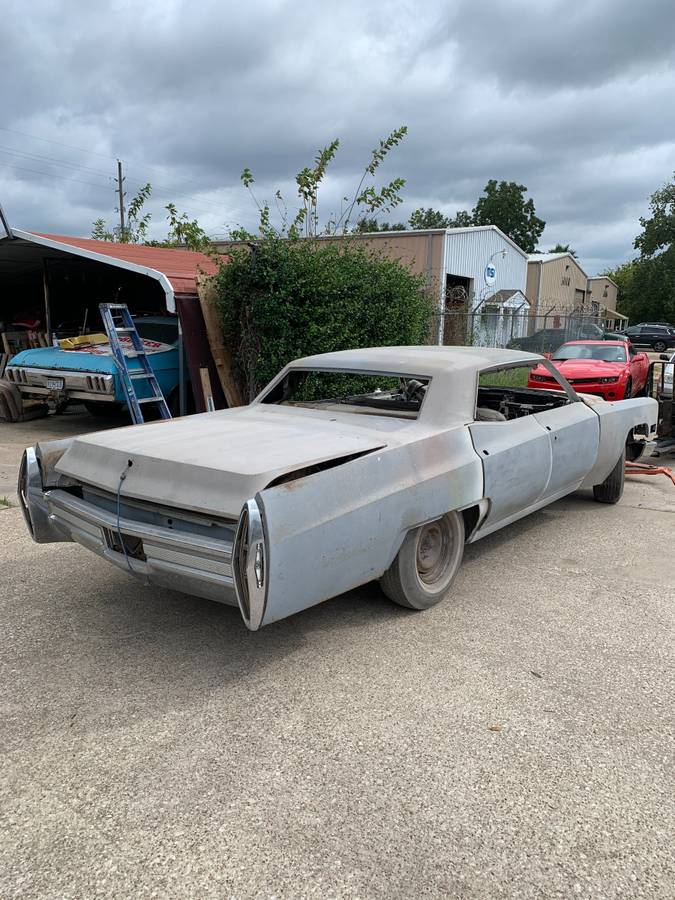 Cadillac-sedan-de-ville-1967-white-2