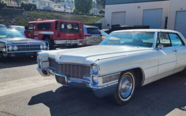 Cadillac-sedan-deville-1965-white-14