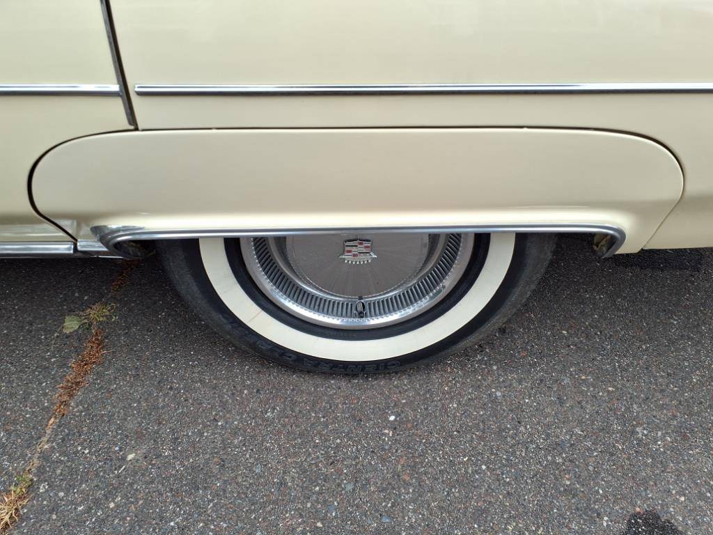 Cadillac-sedan-deville-1976-yellow-16