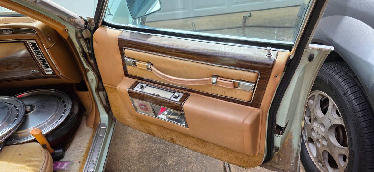 Cadillac-sedan-deville-1977-green-11