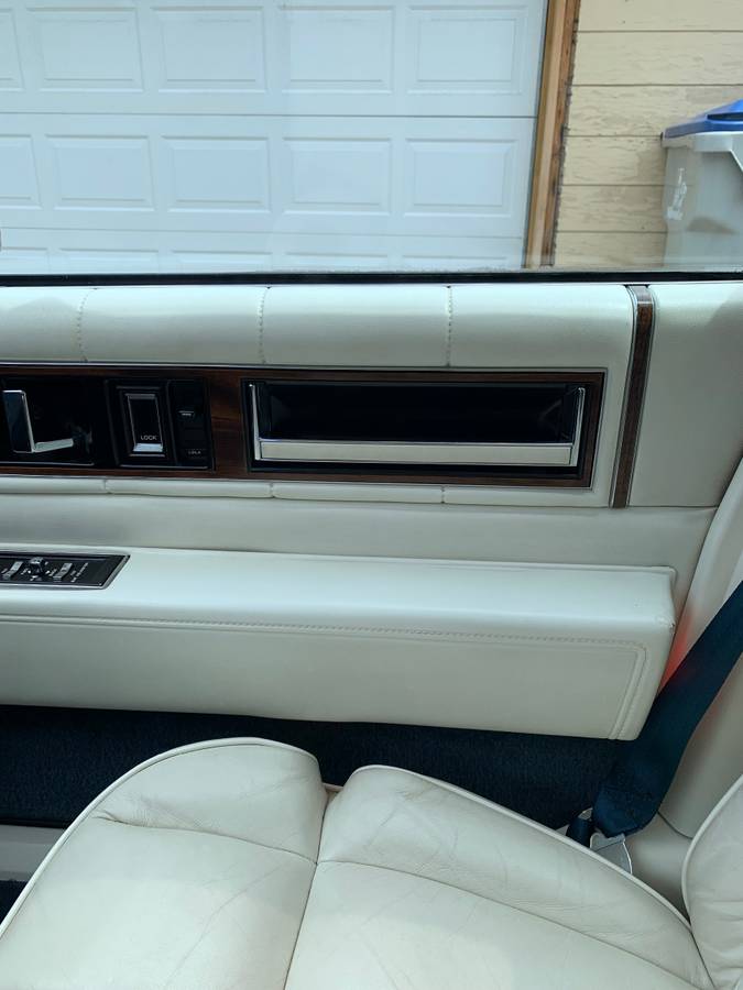 Cadillac-sedan-deville-1988-10