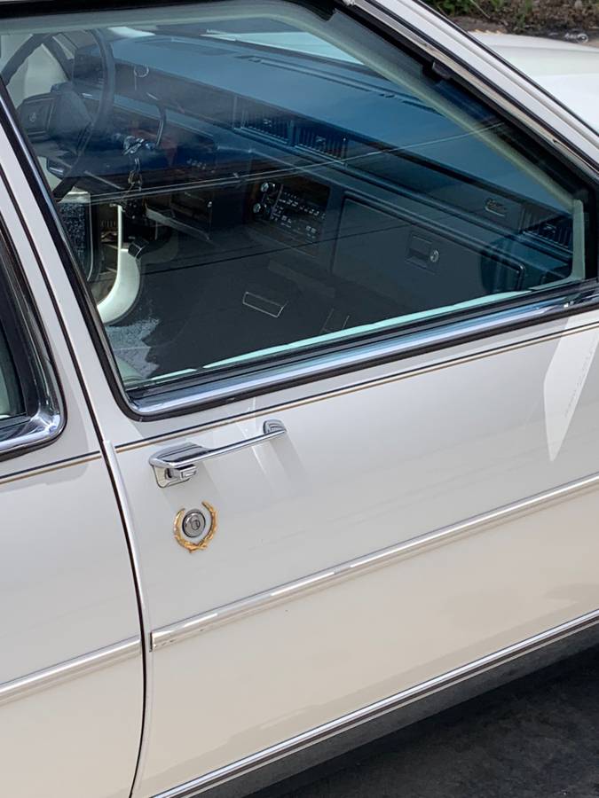 Cadillac-sedan-deville-1988-17