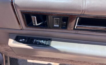 Cadillac-sedan-deville-1989-10