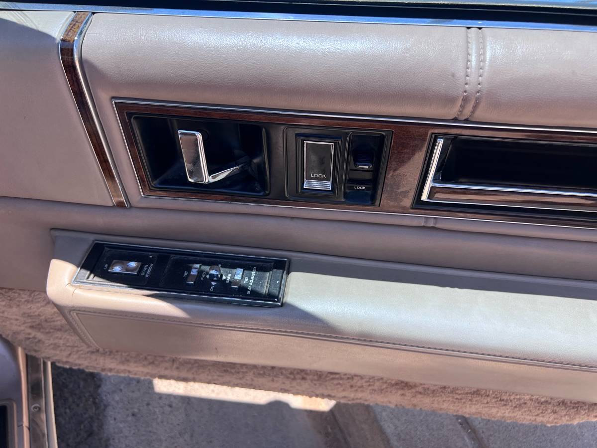 Cadillac-sedan-deville-1989-10