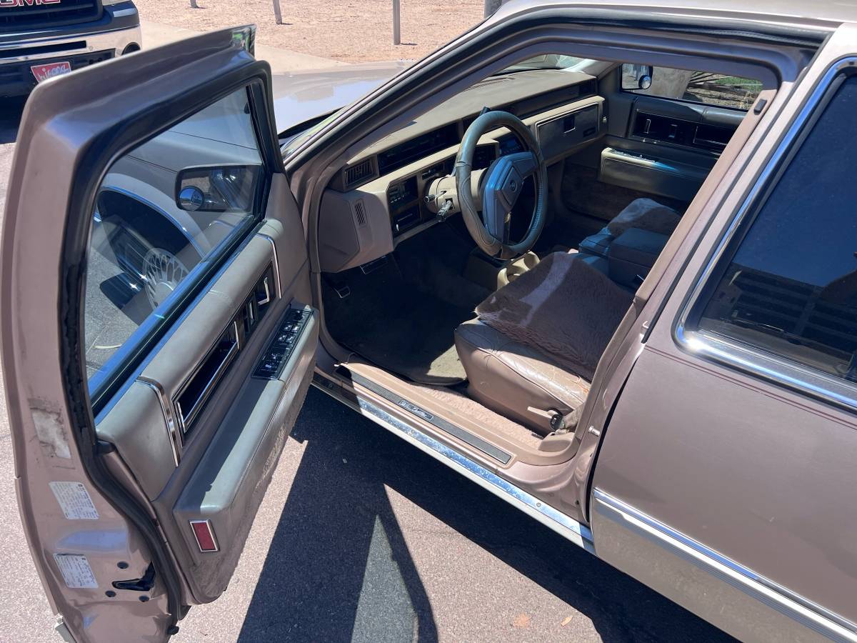 Cadillac-sedan-deville-1989-3