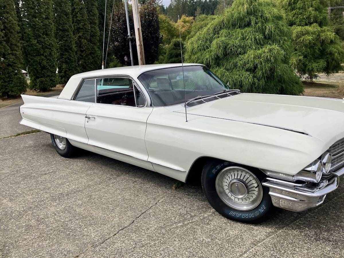Cadillac-series-62-coupe-de-ville-1962-white