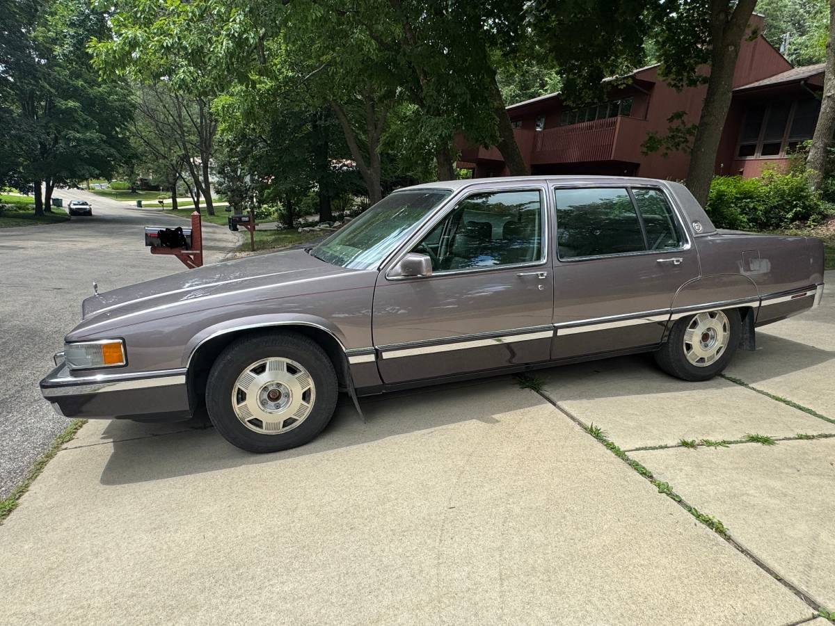 Cadillac-sixty-special-sedan-1993-1