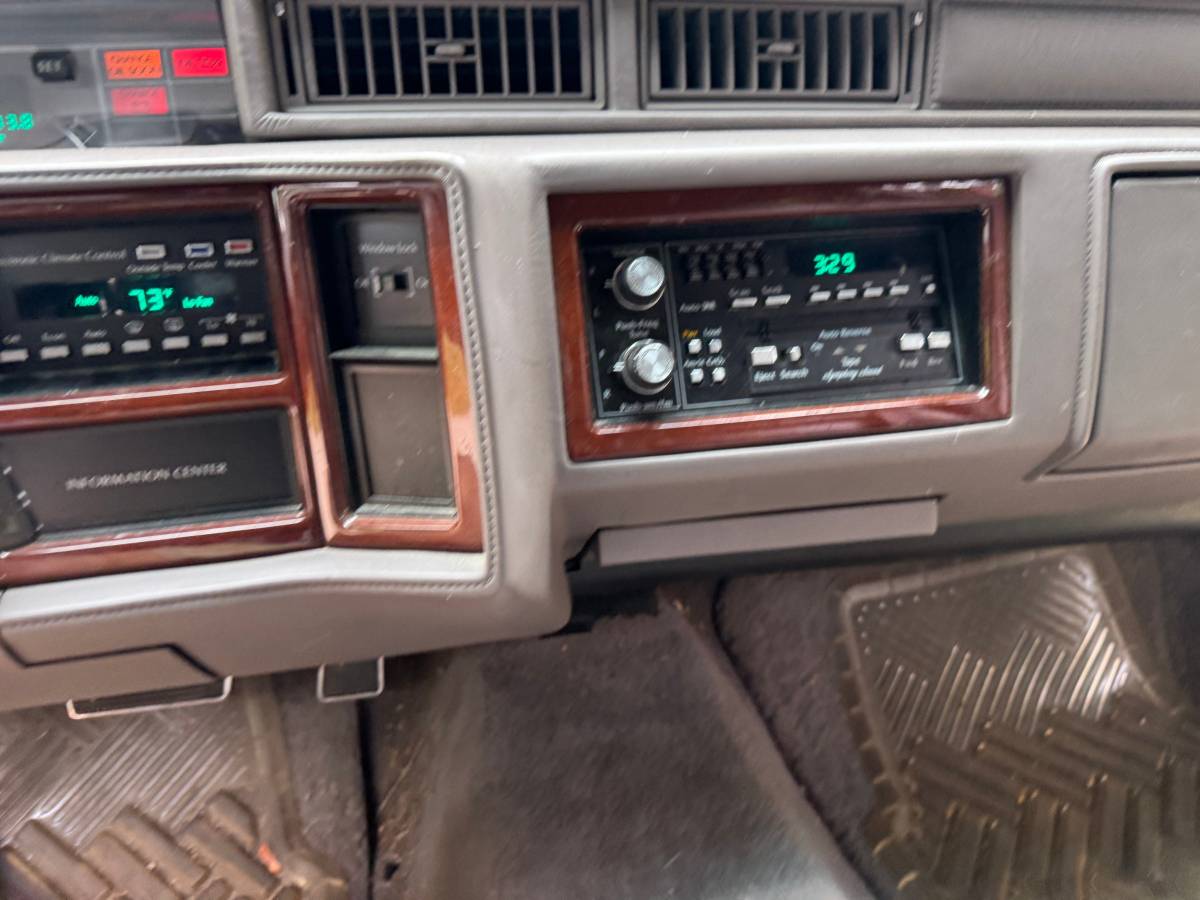 Cadillac-sixty-special-sedan-1993-4