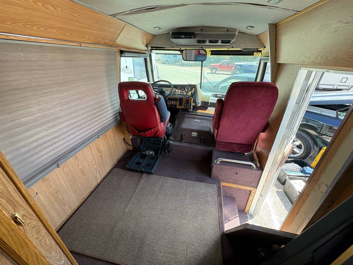 Champion-motorhome-model-31-diesel-1991-grey-14