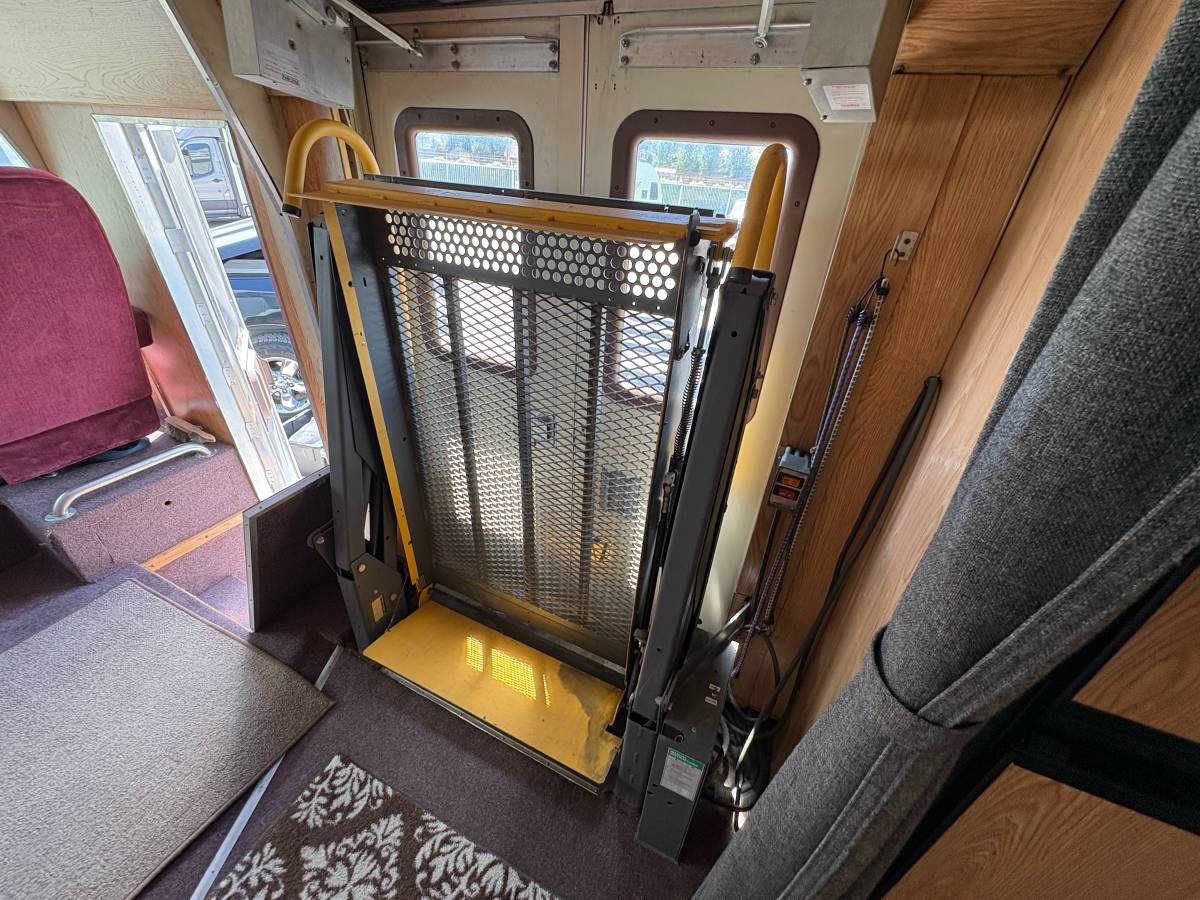 Champion-motorhome-model-31-diesel-1991-grey-15