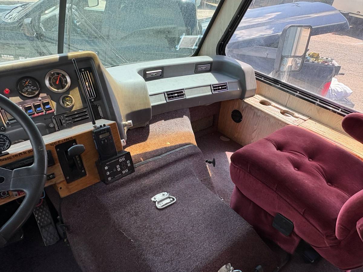 Champion-motorhome-model-31-diesel-1991-grey-17