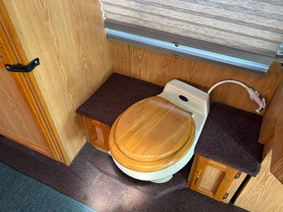 Champion-motorhome-model-31-diesel-1991-grey-2