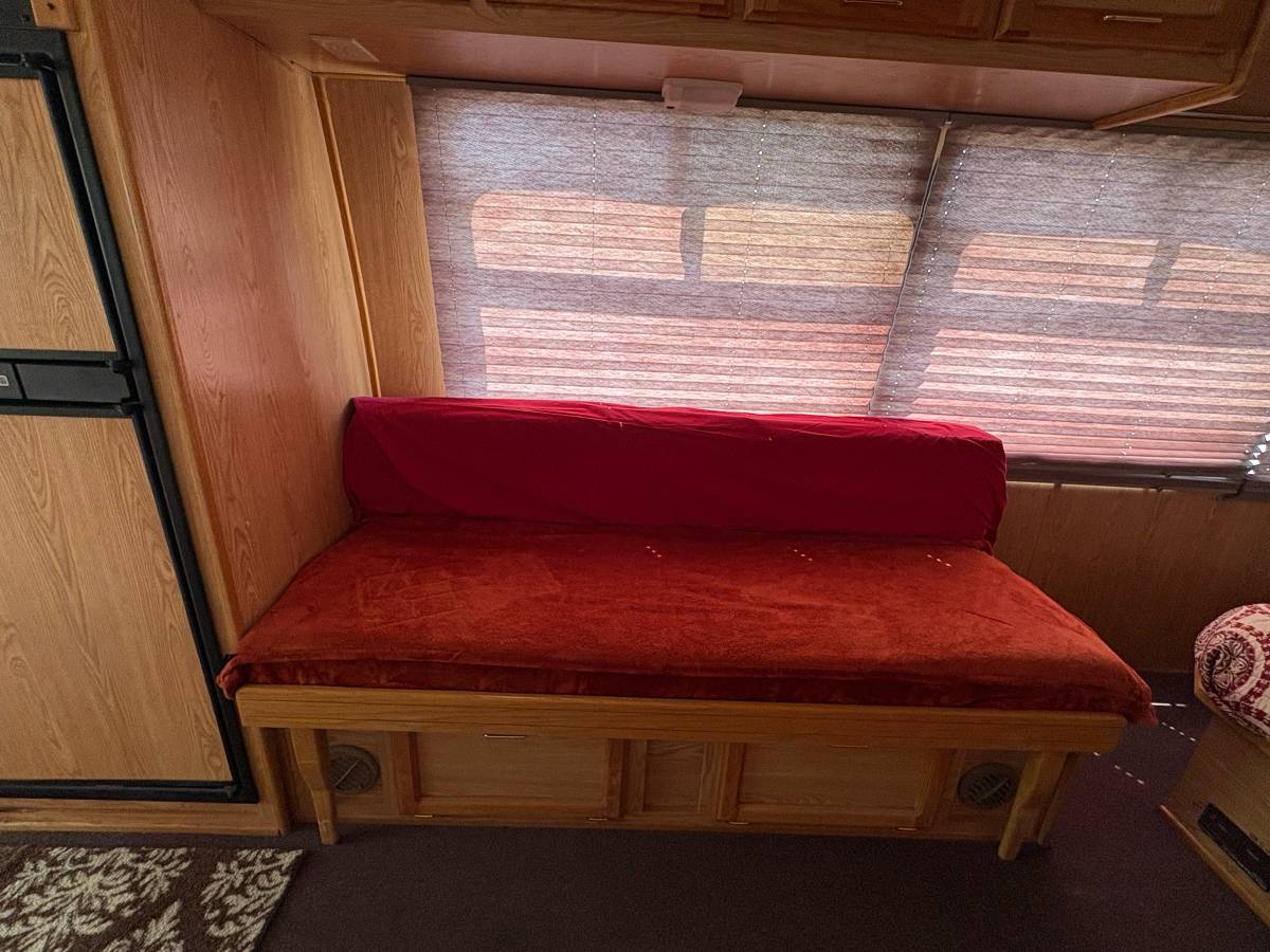 Champion-motorhome-model-31-diesel-1991-grey-21