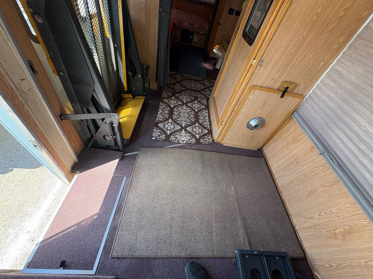 Champion-motorhome-model-31-diesel-1991-grey-23