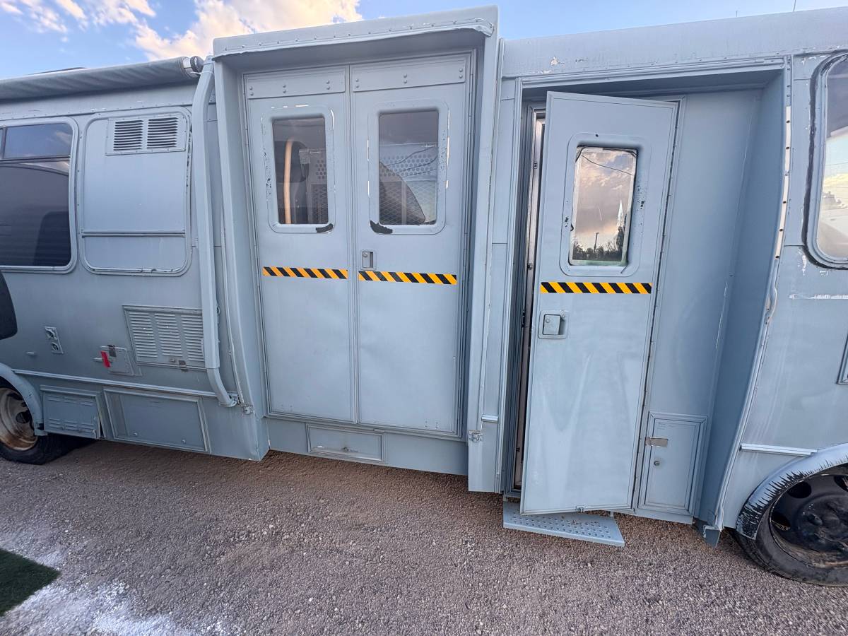 Champion-motorhome-model-31-diesel-1991-grey-7
