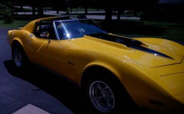 Chavy-corvette-stingray-1976-yellow