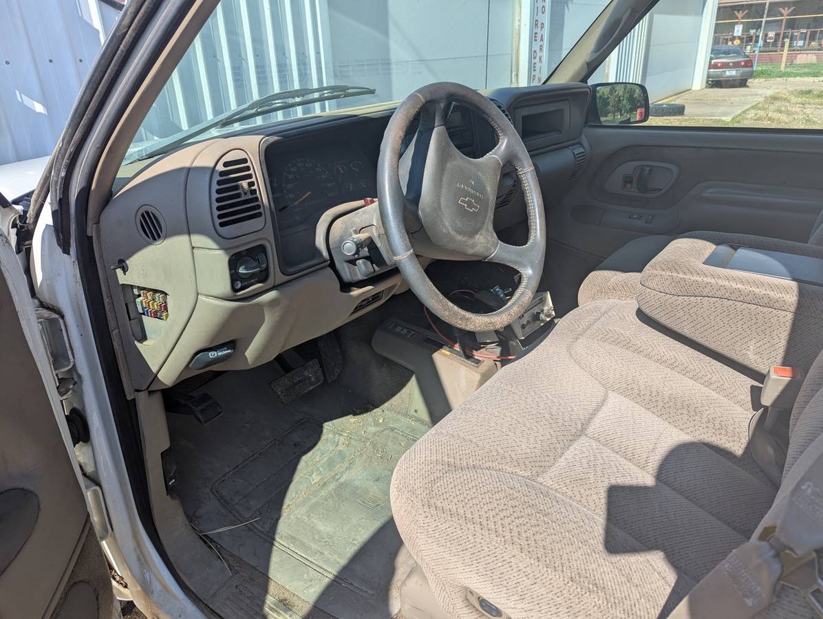 Chev-3500-1983-white-3