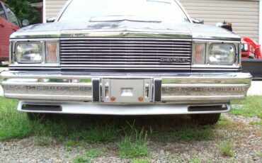 Chev.-malibu-classic-1980-black-5