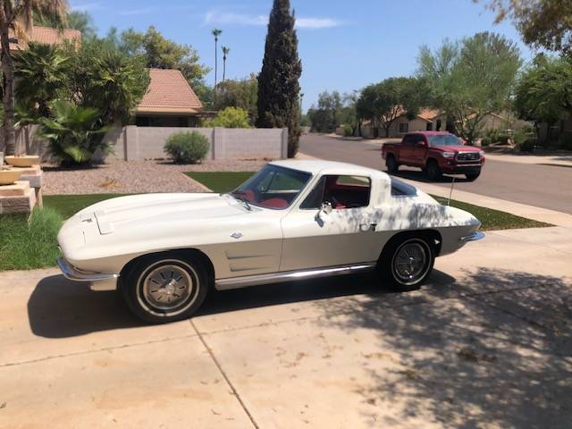 Cheverolet-corvette-stingray-1964-white-2