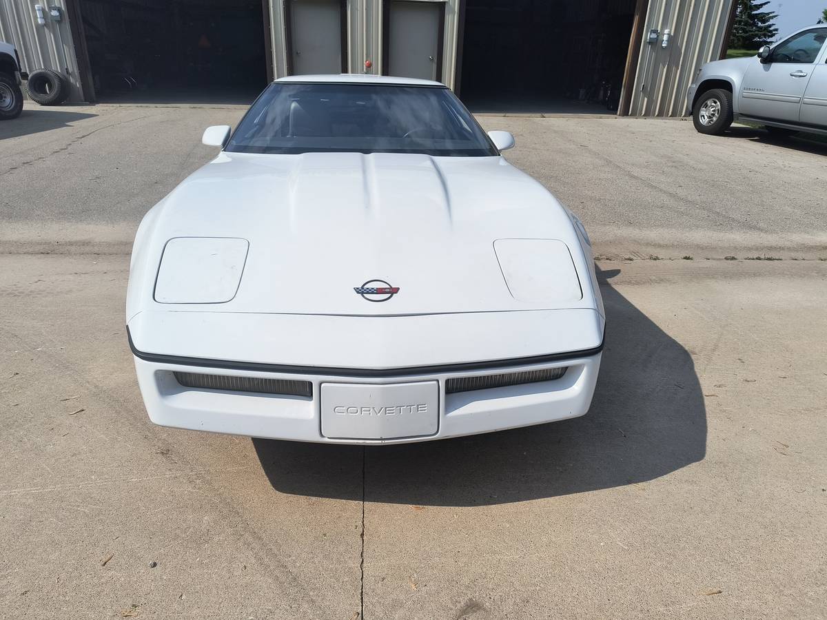 Chevolet-corvette-1984-white-2