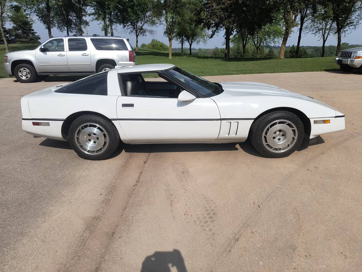 Chevolet-corvette-1984-white-3
