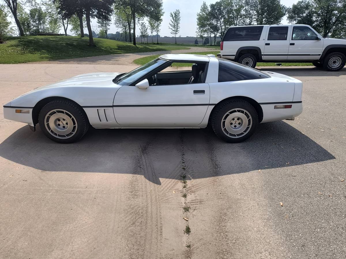 Chevolet-corvette-1984-white-4