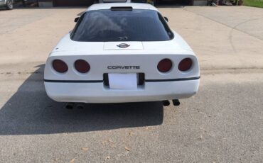 Chevolet-corvette-1984-white-5
