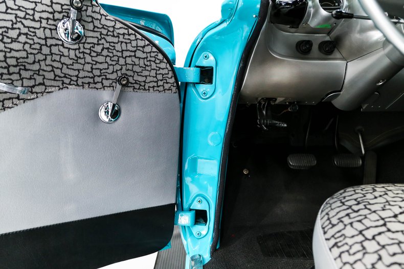 Chevrolet-150-1957-Tropical-Turquoise-Gray-And-Black-19