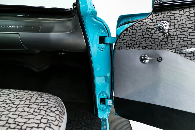 Chevrolet-150-1957-Tropical-Turquoise-Gray-And-Black-36