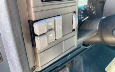 Chevrolet-1500-1993-white-2